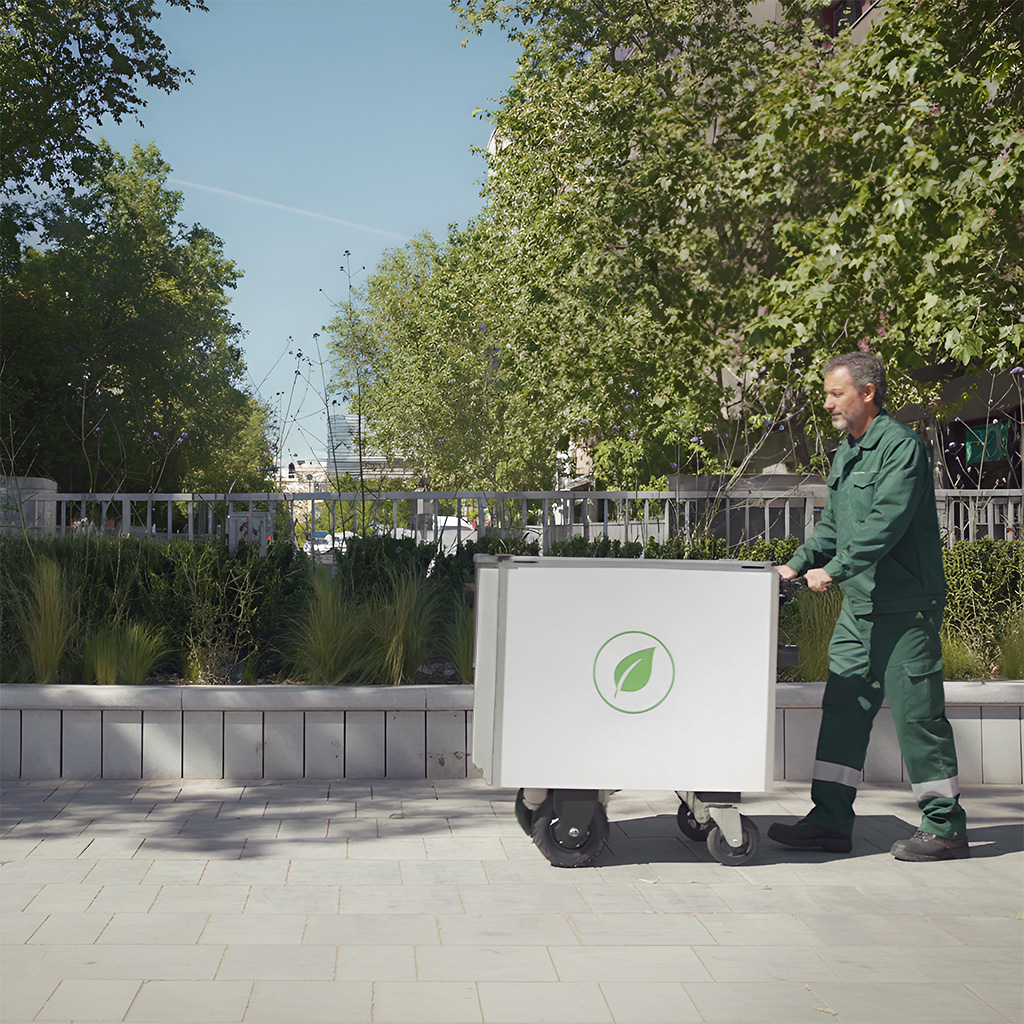 operarios de limpieza con carritos electricos