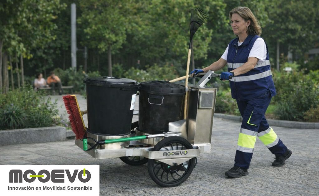 trabajadora municipal carro barrendero