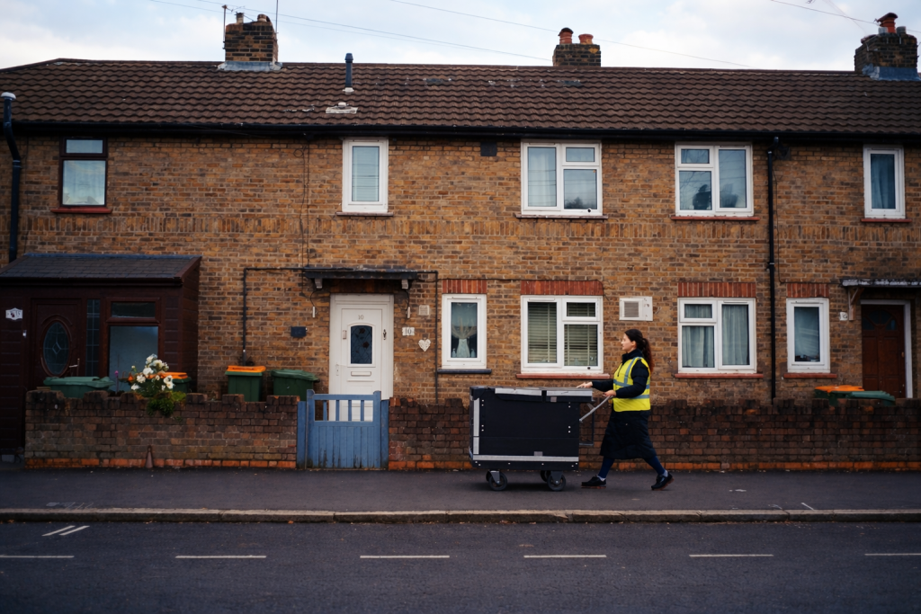 london amazon dsp pushcarts walking delivery